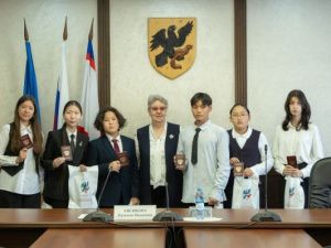 В Якутске торжественно вручили паспорта в честь Дня народного единства