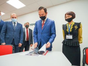 В общеобразовательной школе Айхала установлена памятная доска основателю посёлка