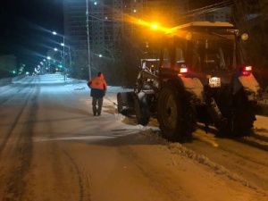 В усиленном режиме продолжается уборка снега в Якутске