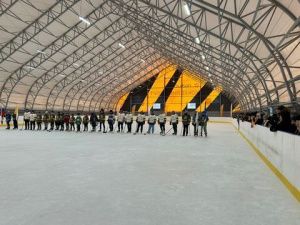 Председатель правительства Якутии Кирилл Бычков открыл хоккейный корт в поселке Нижний Куранах