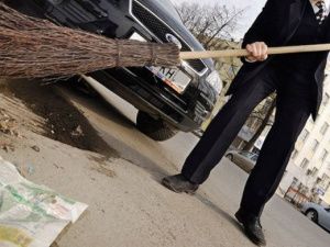 Суд обязал алданского депутата убраться на улице