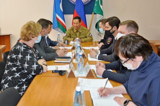 Глава Якутии прибыл в Ленский район, где провел заседание оперштаба