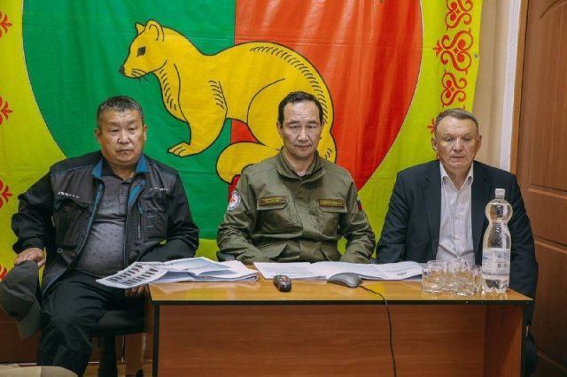 Айсен Николаев поручил нарастить силы на тушение пожаров в Усть-Майском районе