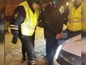 В Якутске пьяный пассажир угрожал женщине-таксисту пистолетом