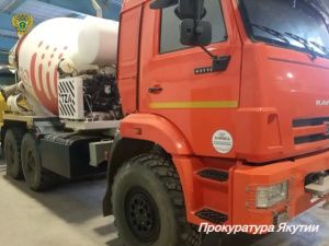 В Мирном водитель КАМАЗа, не убедившийся в безопасности движения, насмерть сбил женщину