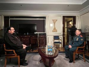 Военнослужащий из Якутии Андрей Григорьев встретился с актером Стивеном Сигалом