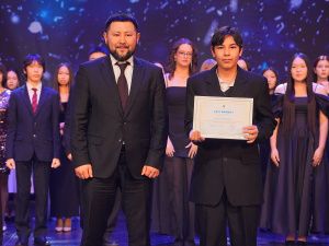 Евгений Григорьев вручил стипендии 100 лучшим школьникам на Елке главы Якутска