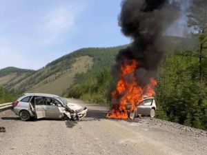 В Якутии в результате столкновения загорелся автомобиль, погиб пассажир