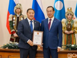 Айсен Николаев вручил якутянам государственные награды в преддверии Нового года