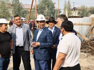 Глава Якутии проверил строительство жилого комплекса в Верхневилюйске
