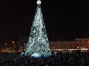 Праздничное зажжение елки: появится ли Дед Мороз?