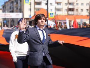 В Якутске прошло торжественное шествие школ, носящих имена героев Великой Отечественной войны «Гордимся славою героев»