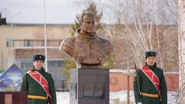 В Якутске возложили цветы к памятнику Германа Титова