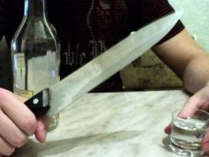 Бывший зек ударил ножом собутыльника