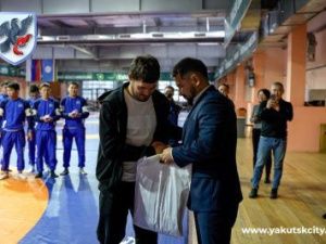 Евгений Григорьев встретился со сборной Якутии по вольной борьбе