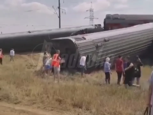 Восемь вагонов пассажирского поезда сошли с рельсов из-за лихача - водителя грузовика