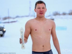 В Якутии «моржи» открыли сезон купания в проруби
