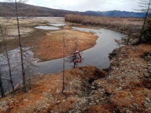 В Томпонском районе молодая женщина погибла, сорвавшись со скалы
