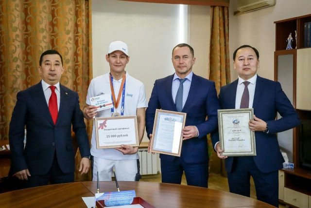 Дмитрий Бердников встретился с Николаем Жирковым, который вошел в тройку лучших монтажников России