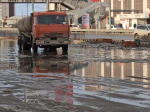 В Якутске в усиленном режиме ведутся работы по отводу и откачке талых вод