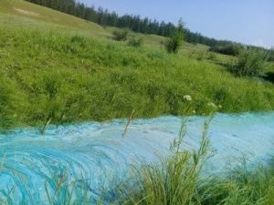 Правда или нет? В Чурапчинском районе ручей окрасился в бирюзовый цвет