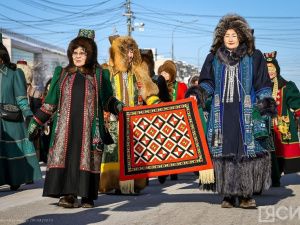 1700 человек прошлись в национальных костюмах по центру Якутска
