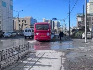 В Якутске водитель маршрутного автобуса начал движение, не закрыв двери: Пассажирка выпала на дорогу и получила травмы