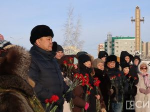Якутяне возложили цветы к мемориальной плите «Город-герой Сталинград»
