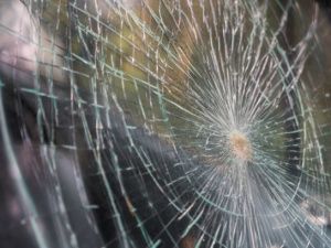 В Мегино-Кангаласском улусе мужчина разбил камнем лобовое стекло припаркованного автомобиля