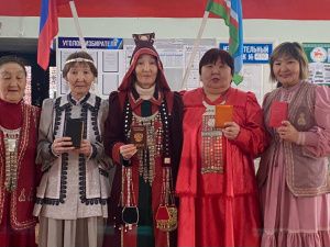 В Хангаласском районе члены избирательных комиссий нарядились в национальные костюмы