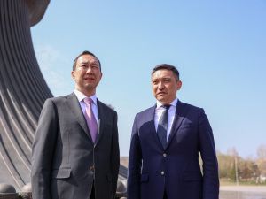 Глава Якутии возложил цветы к монументу защитникам Отечества в Астане