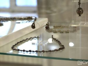 В Якутске открылась выставка украшений народов республики