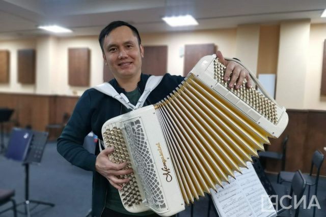 Владимир Боярский представит якутянам разнообразие игры на баяне и первое выступление сына