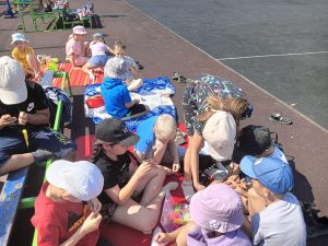 На базе Культурного центра АО «АК «ЖДЯ» работает летняя детская площадка