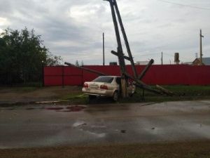 Житель Якутии наехал на столб и ушел домой спать
