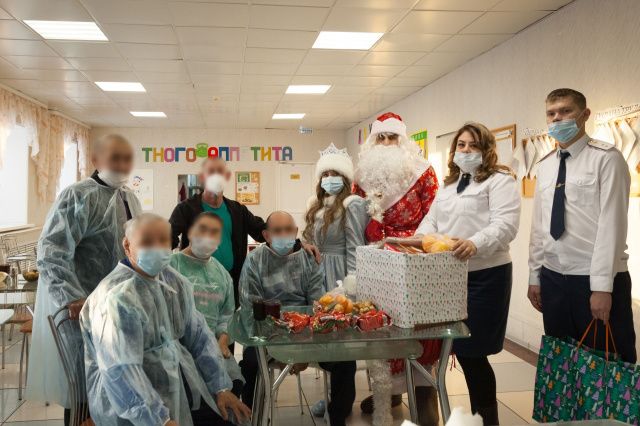 В Новогодние праздники личный состав следственного изолятора посетил социальные учреждения