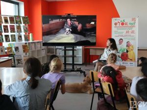 В детской библиотеке Якутска прошло занятие с собакой по кличке Лекси