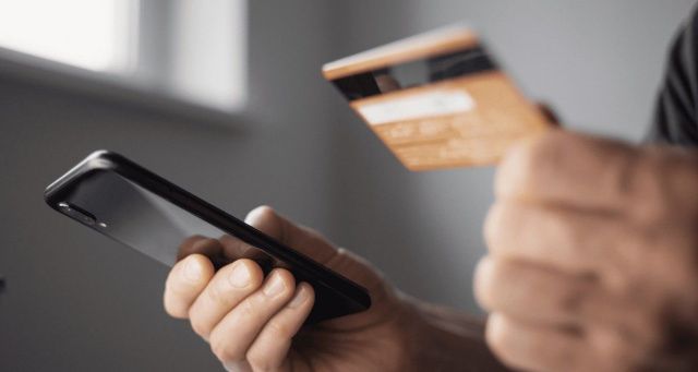 Дистанционные мошенники списали с банковских карт жителя Нерюнгри 400 тысяч рублей