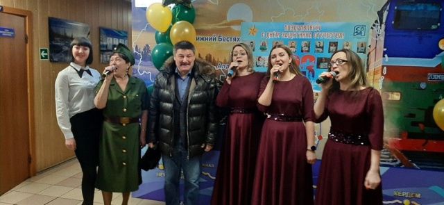 Женщины АО «АК «ЖДЯ» поздравили своих коллег-мужчин с Днем защитника Отечества