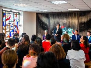 Сардана Авксентьева встретилась с коллективом школы «Айыы кыhата»