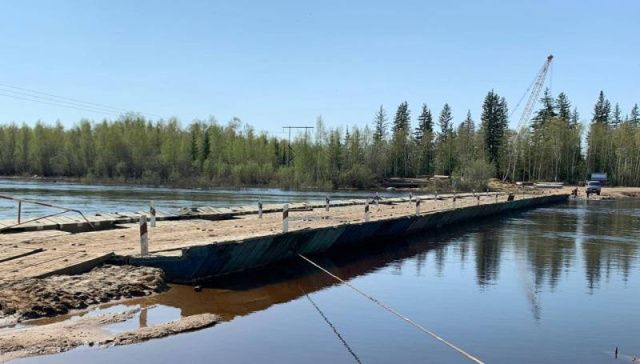 В Якутии открыто движение по наплавному мосту через речку Тюкян