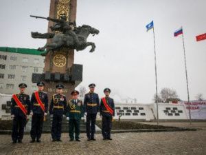 В Якутске на площади Победы водрузили символ Знамени Победы