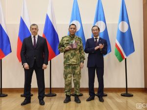 Зампред правительства России Юрий Трутнев вручил госнаграды военнослужащим и добровольцам Якутии