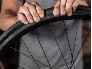 В Якутии мужчина зверски избил знакомого ободом от колеса, подумав, что тот душит его