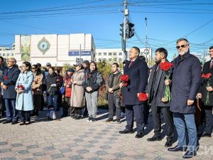 В честь Дня города Якутска к памятнику Семену Дежневу и Абакаяде возложили цветы