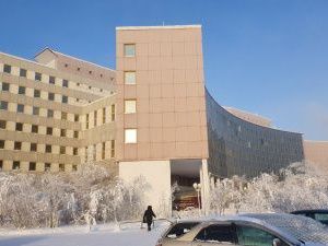 Молодой человек погиб, упав с крыши КФЕН СВФУ