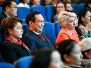 Айсен Николаев посетил премьерный показ фильма «Надо мною солнце не садится»