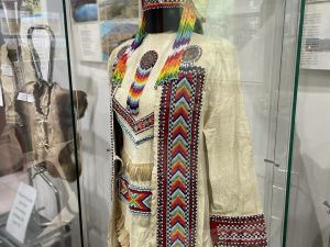 Эвенские костюмы, шахматы из костей оленя: в Якутске открылась выставка мастера Елизаветы Потаповой