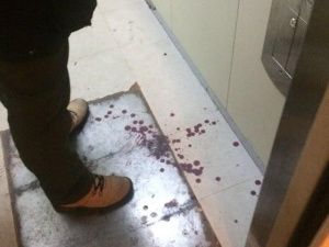 Фотофакт: В Якутске подъезд залит кровью