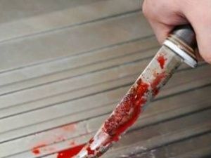 В Верхневилюйске мужчина вонзил нож в спину родного брата